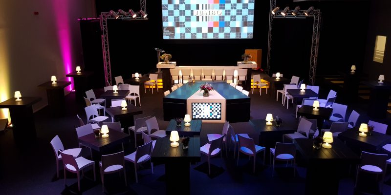 Talkshow tafel | Presentatietafel | Podiumsetting | Forumtafel | Conferentietafel | Zittafel | Stoelen | Presentatie | Publiek | Highdisc