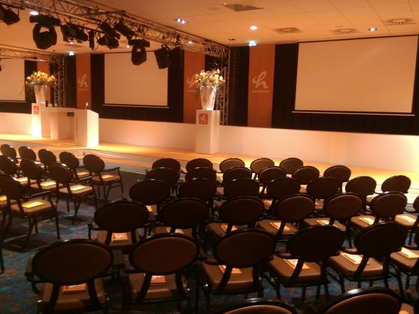 Audiovisueel | podium | catwalk | Custom made | branding | beamer | projectiescherm