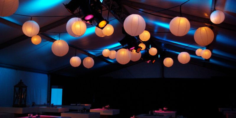 EcoWood | Bruiloft | Tent | Verlichting | Sfeerverlichting | Lampionnen | Statafel | Bar | Inrichting | Feest | Highidsc