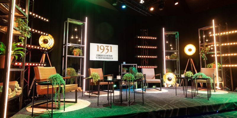 Studio | 1931 | Talkshow tafel | Balie | Huiselijk | LED Strips | Licht | Geluid | Beeld | Decoratie | Highdisc