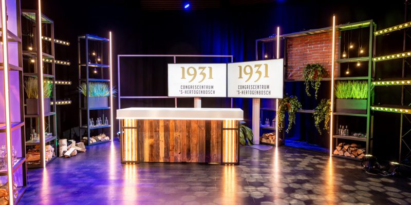 Studio | 1931 | Talkshow tafel | Balie | Huiselijk | LED Strips | Licht | Geluid | Beeld | Decoratie | Highdisc