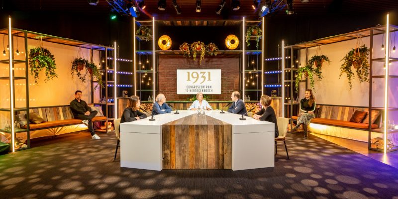 Studio | 1931 | Talkshow tafel | Balie | Huiselijk | LED Strips | Licht | Geluid | Beeld | Decoratie | Highdisc